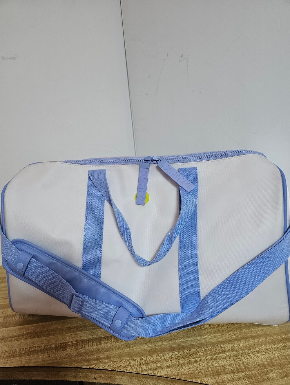 Drunk Elephant Travel Duffel Bag White Blue Weekender Shoulder Strap Cosmetic